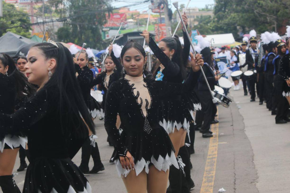 Dentro del grupo, hubo una chica que acaparó miradas por su belleza y carisma. 