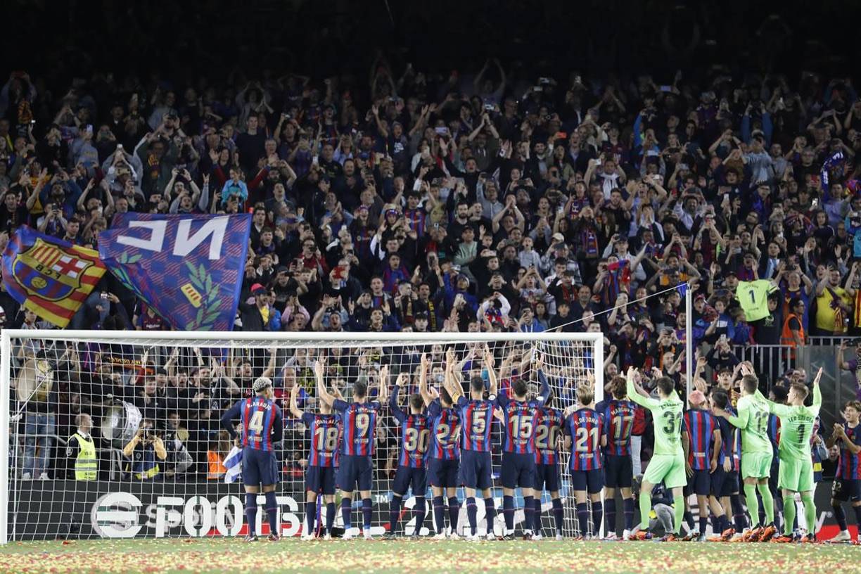 La Grada de Animación del Barcelona, que ya durante todo el partido se había cebado con el Real Madrid y el Espanyol en sus cánticos, empezó a corear el tradicional “¡madridista el que no bote!” que levantó a todos de las gradas, incluido en el palco, y hasta los jugadores empezaron a saltar en el campo, uniéndose al cántico.