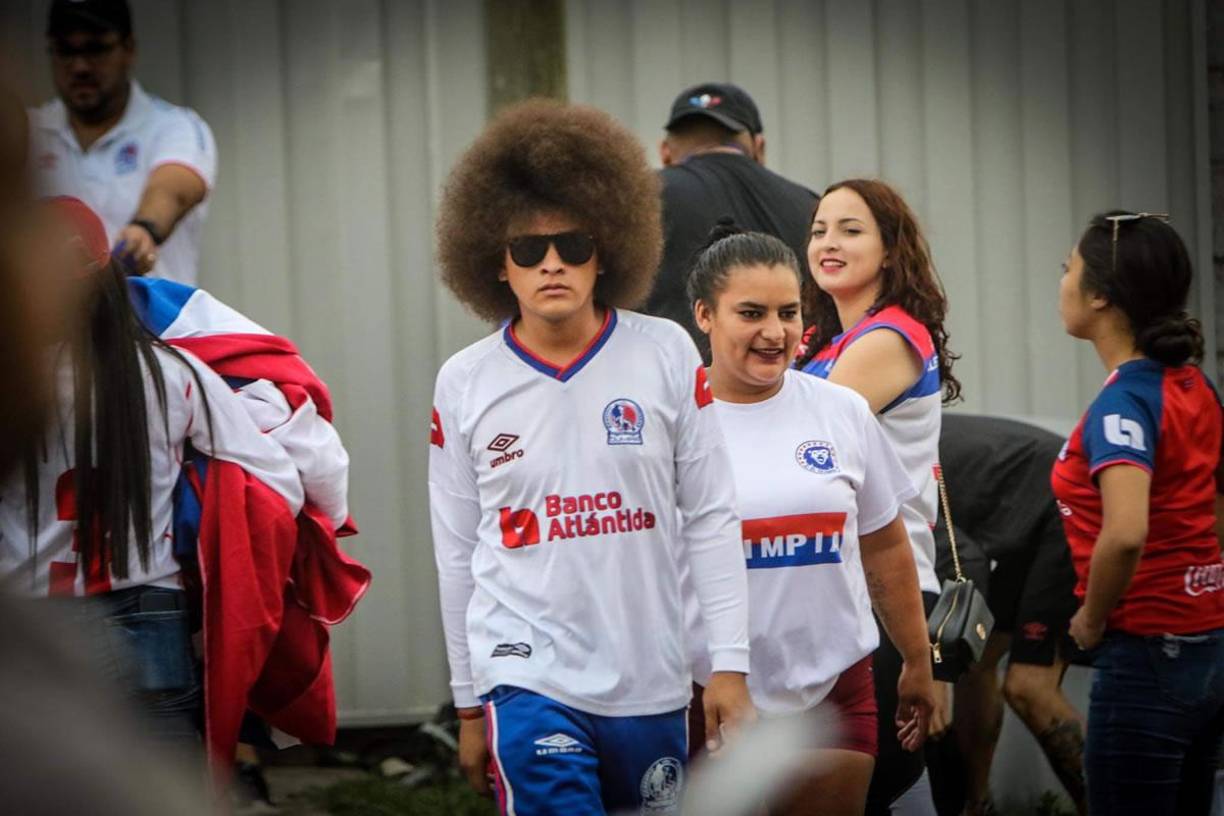 ¡Se robó el show! El joven aficionado del Olimpia se llevó todas las miradas con su espectacular melena.