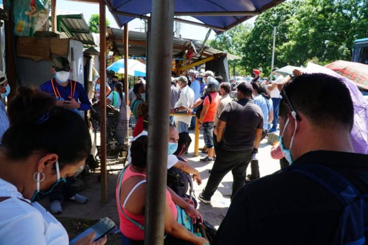 Una fila es de personas sintomáticas de coronavirus y la más larga de pacientes que vencieron la enfermedad y acuden en busca de su hoja de incapacidad para reintegrarse a sus labores.