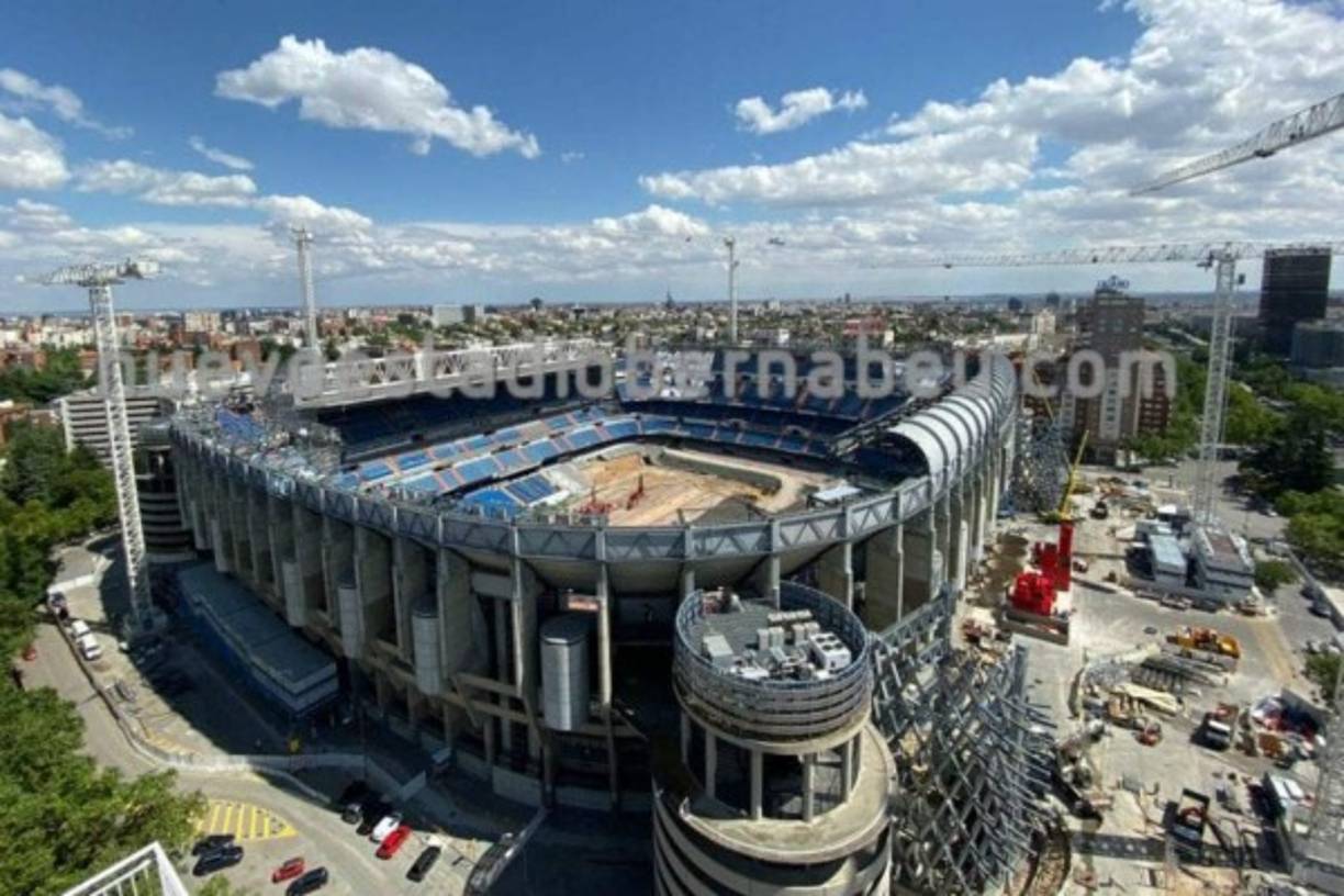 Las primeras imágenes de los trabajos sorprendieron a los aficionados debido a que el estadio mostró una imagen nunca antes vista: sin césped y con una cueva de 30 metros de profundidad en el centro del campo.