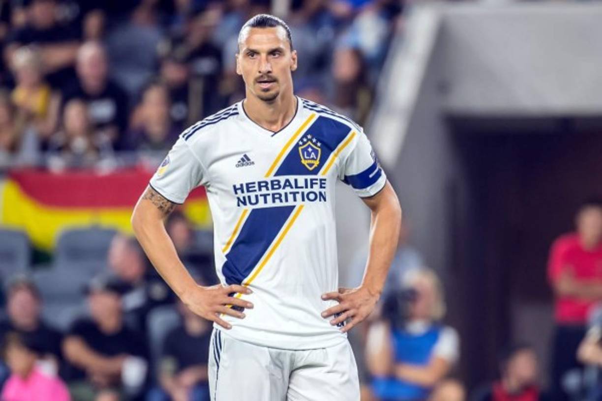El futuro de Zlatan Ibrahimovic sigue siendo una incógnita y más con la llegada de Carlo Ancelotti al banquillo del Everton. El técnico italiano se ha referido al futbolista sueco al ser preguntado por su posible fichaje: 'Somos amigos, no sé qué quiere hacer después de la experiencia en los Estados Unidos. ¿Llamarlo? Sí, tal vez lo llamaré ...', dijo. Además, La Gazzetta dello Sport informa que el AC Milan está tratando de que regrese el sueco.