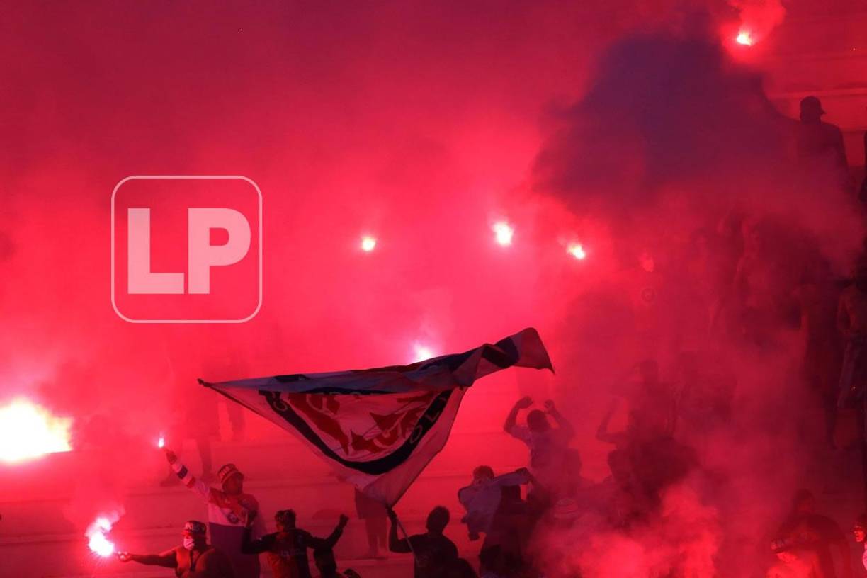 La fiesta que armó la afición del Olimpia en el estadio Nacional.