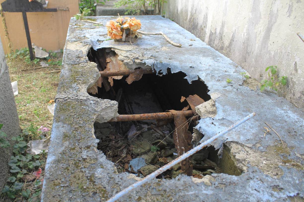 Es común encontrar fosas expuestas las cuales fueron agrietadas por el paso del tiempo. 