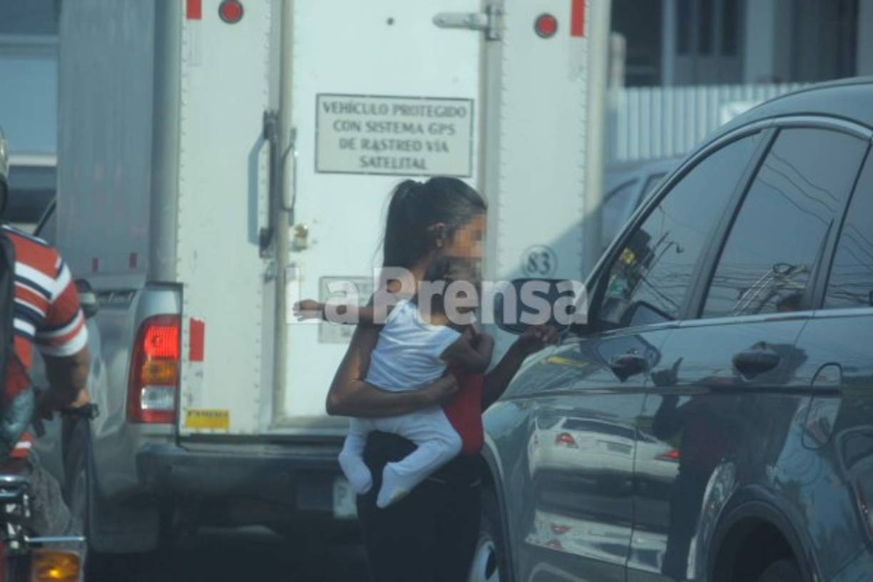 Las madres con infantes en los brazos operan en la avenida Circunvalación durante seis horas al día.