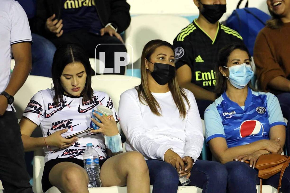 Muchos aficionados del Motagua llegaron al estadio Nacional para apoyar a su equipo.