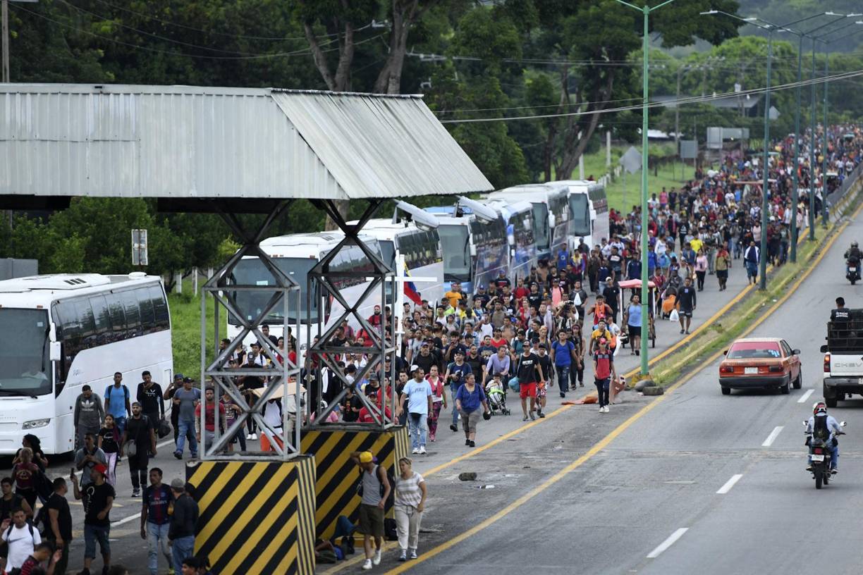 Activistas han ofrecido autobuses a los migrantes más vulnerables para su traslado.
