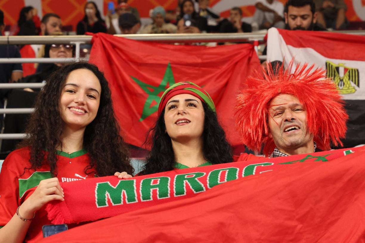 Las graderías del estadio estaban abarrotadas de un colorido ambiente.