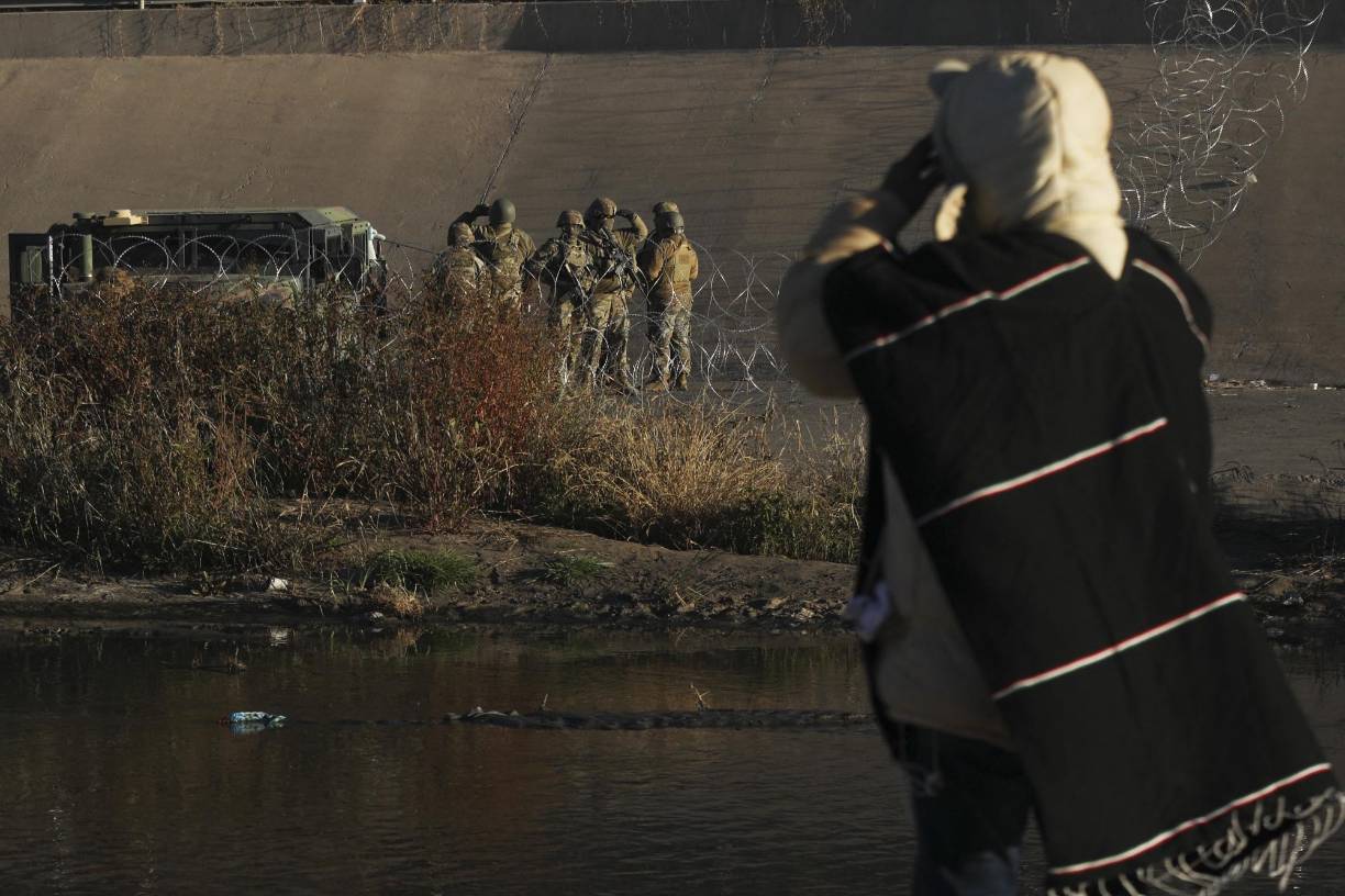 La aglomeración de migrantes en la división entre El Paso y Ciudad Juárez se redujo este martes tras el despliegue de la Guardia Nacional.