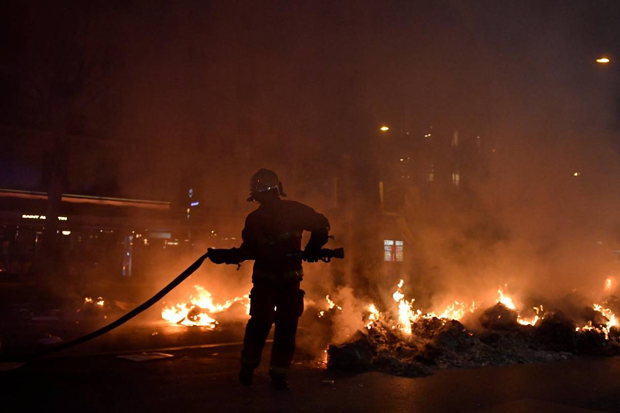 Los bomberos acudieron a apagar los incendios en diferentes puntos de la ciudad.