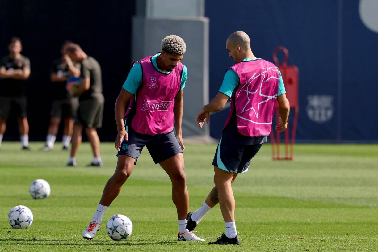 El uruguayo Ronald Araujo, pese a que participó con normalidad en el entrenamiento de este lunes, previo al estreno del Barcelona en la Champions, no ha entrado en la lista de convocados para el partido.