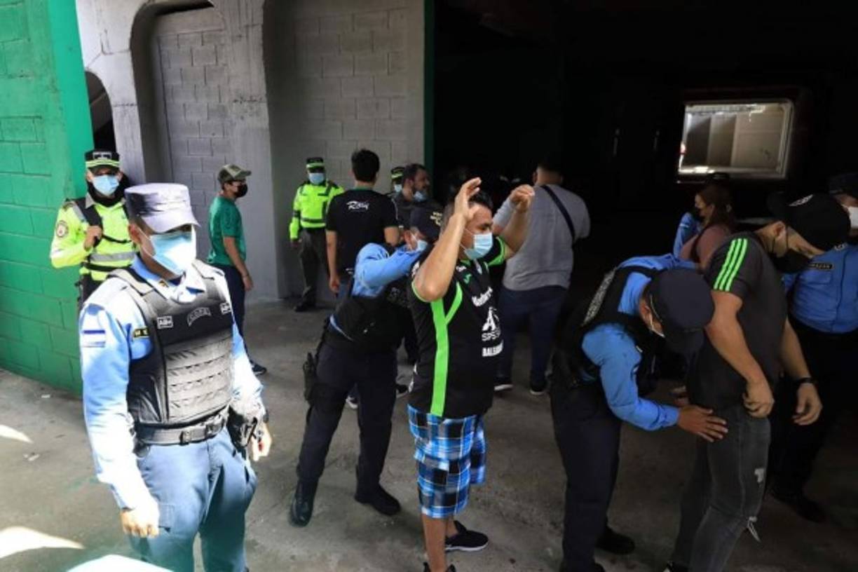 La Policía Nacional brindó seguridad en el estadio del Marathón.
