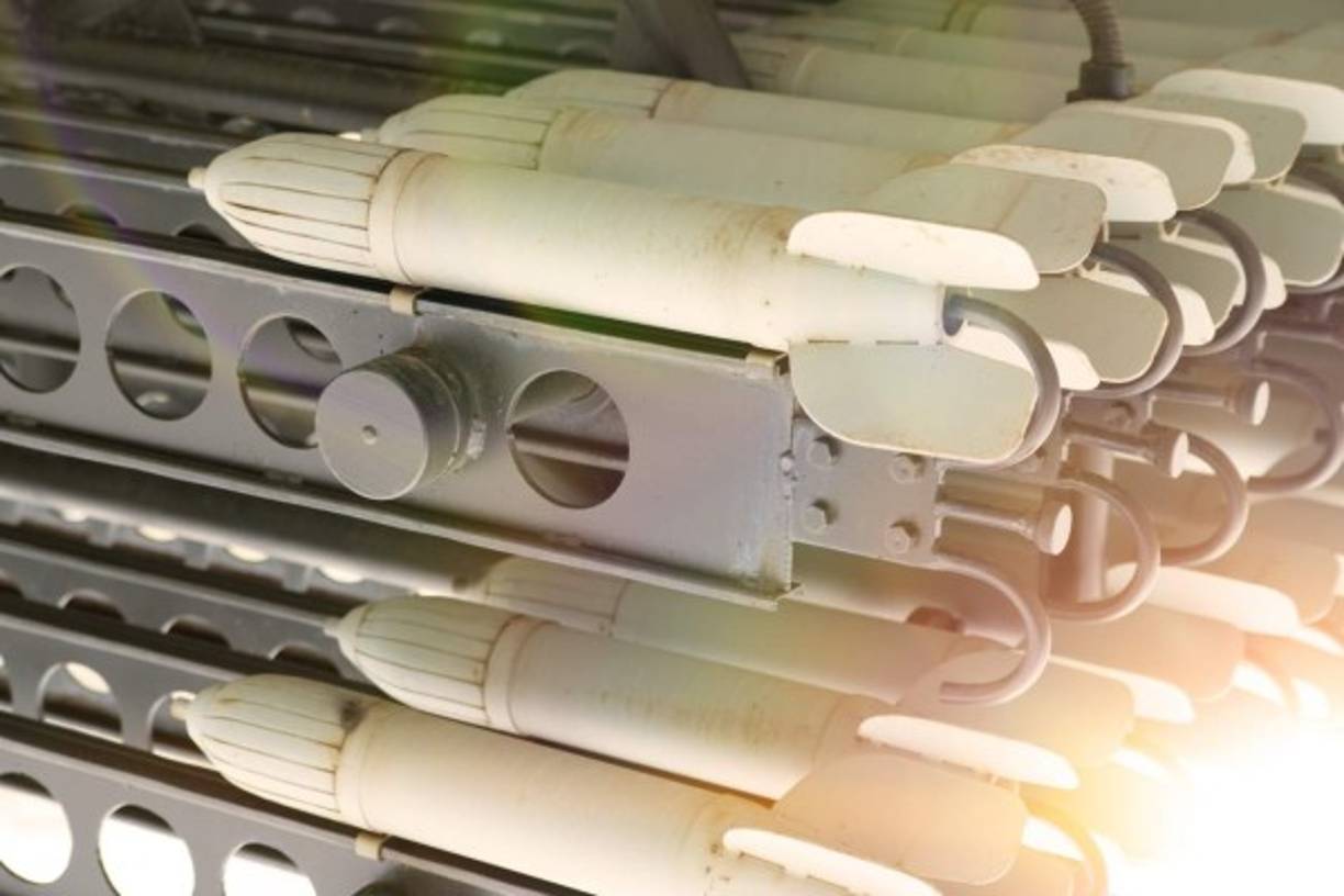 2. EEUU<br/><br/>Se cree que Estados Unidos tiene unos 20,000 núcleos de plutonio (pozos) y unas 4,000 Asambleas enlatadas (secundarias) de ojivas desmanteladas están almacenadas en la Planta Pantex en Texas y la planta Y-12 en Tennessee.