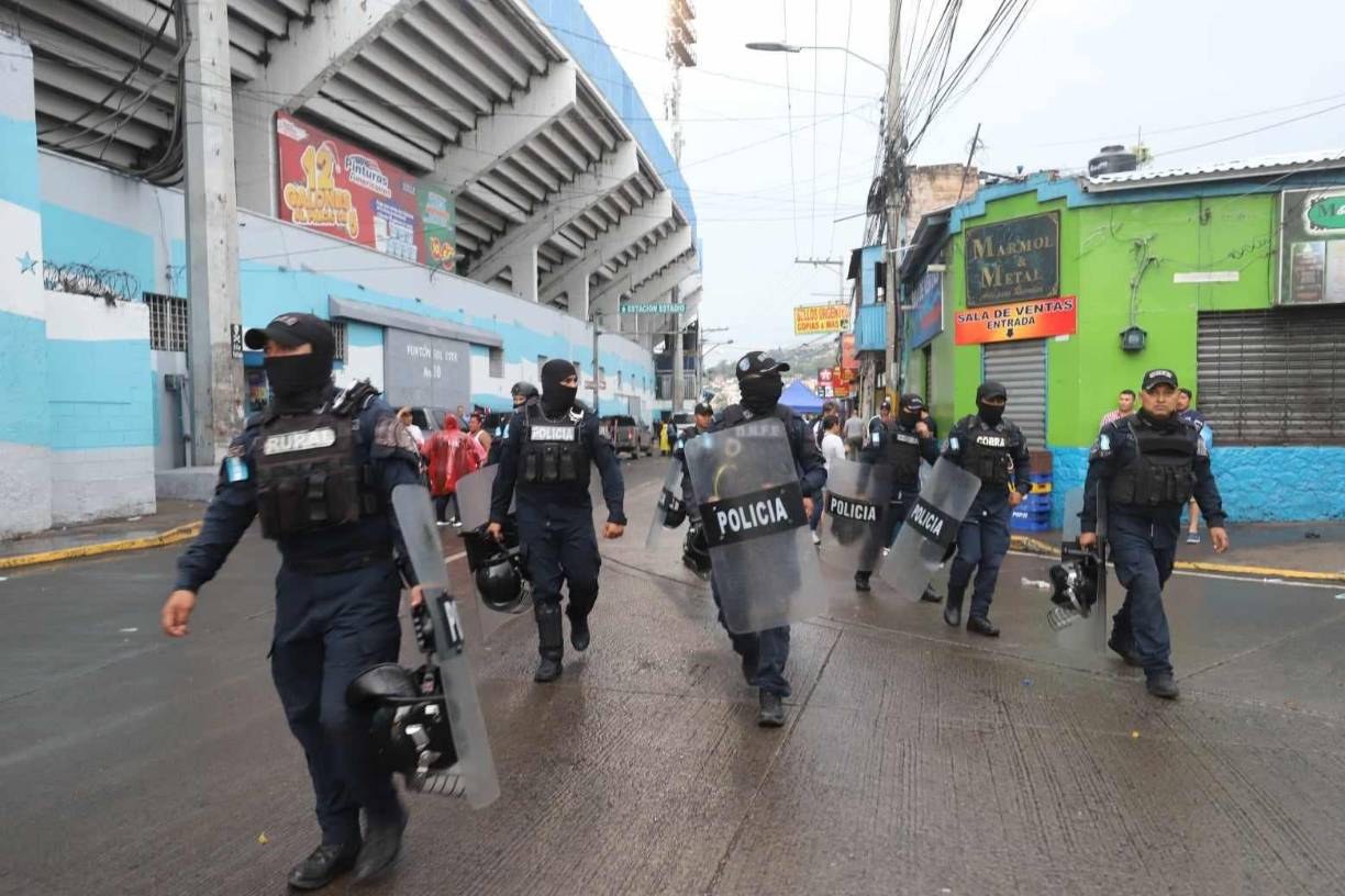 Los elementos de la Policía Nacional se hicieron presentes desde muy temprano. 