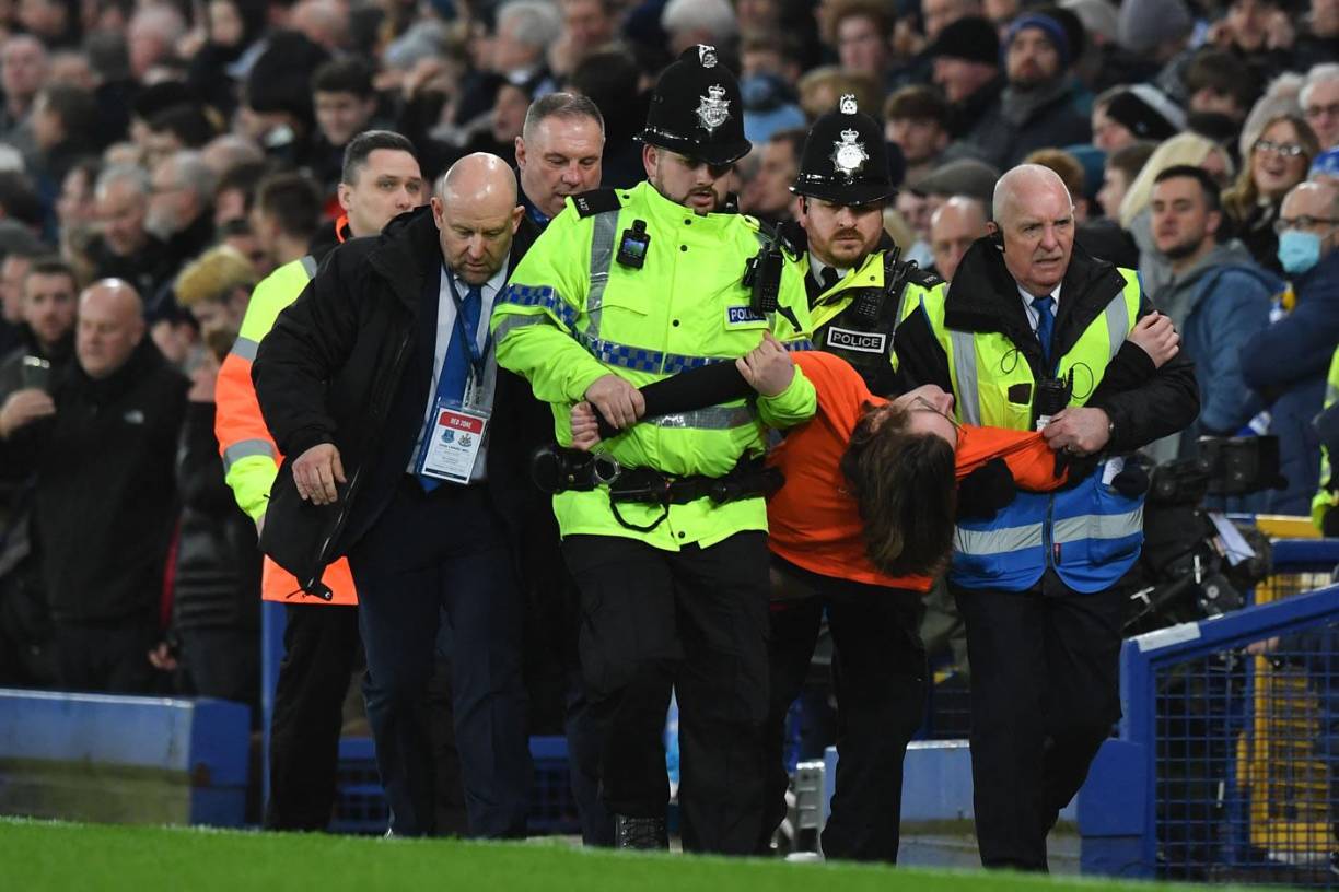 Así se llevaron los miembros de seguridad al aficionado que protestó en Goodison Park.
