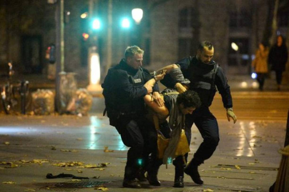 Los terroristas, hombres vestidos de negro y a cara descubierta, habrían disparado durante diez minutos con ametralladoras Kalashnikov,