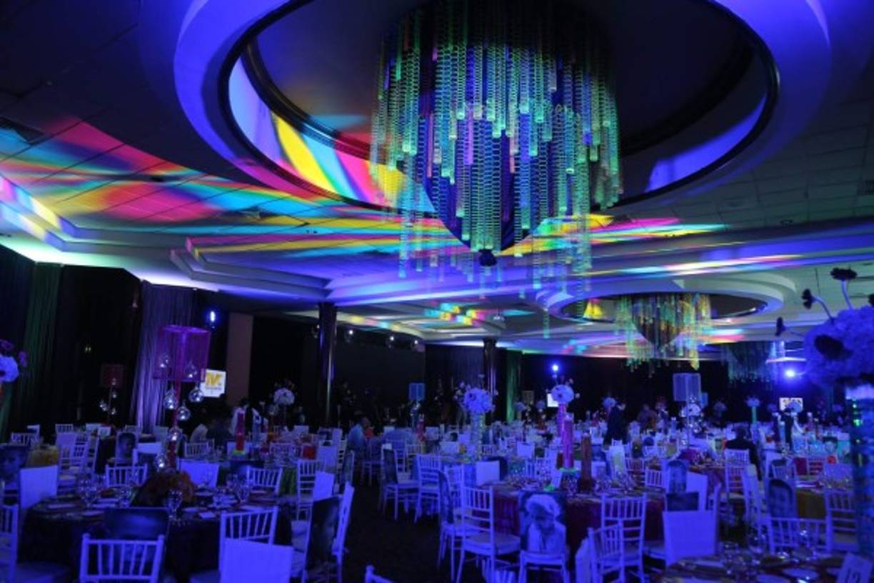 Destellos led iluminaron el ambiente.