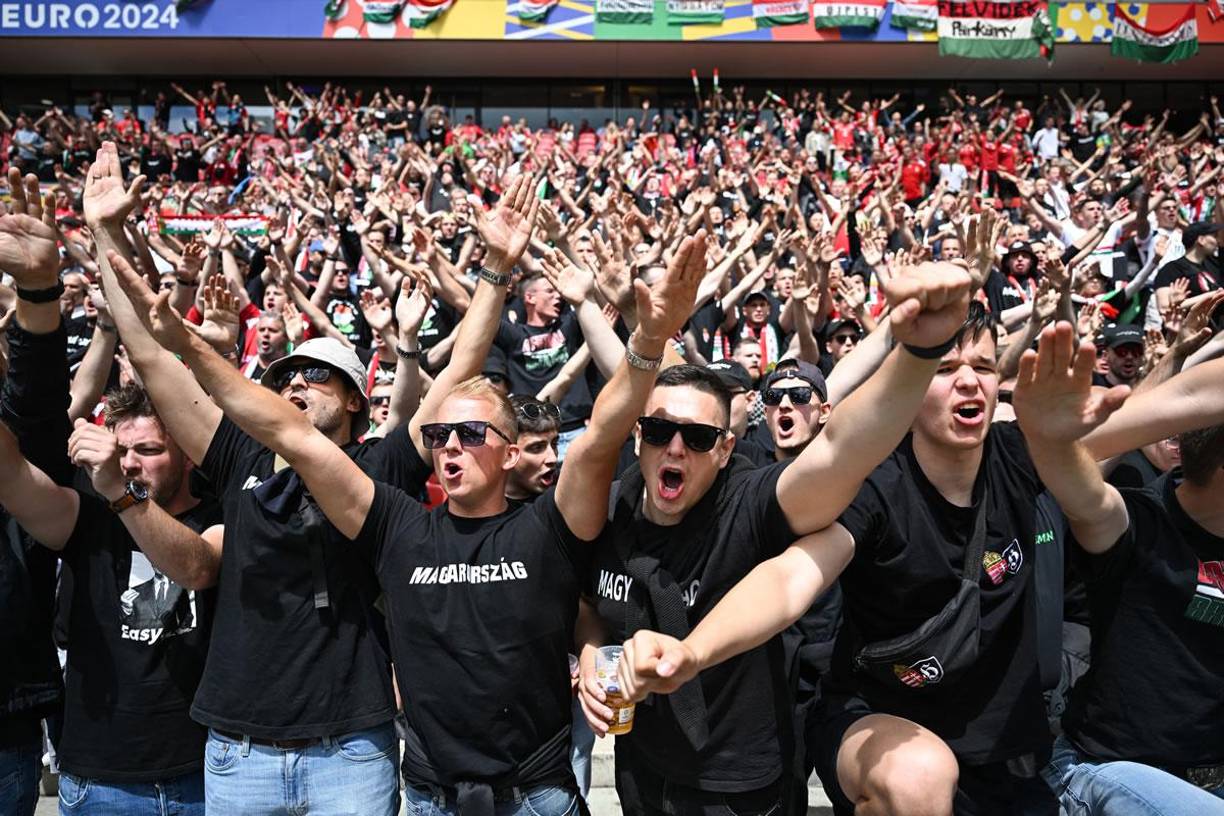 Los aficionados de Hungría alientan a su selección antes del partido del Grupo A de la Eurocopa 2024 ante Suiza en el estadio de Colonia.