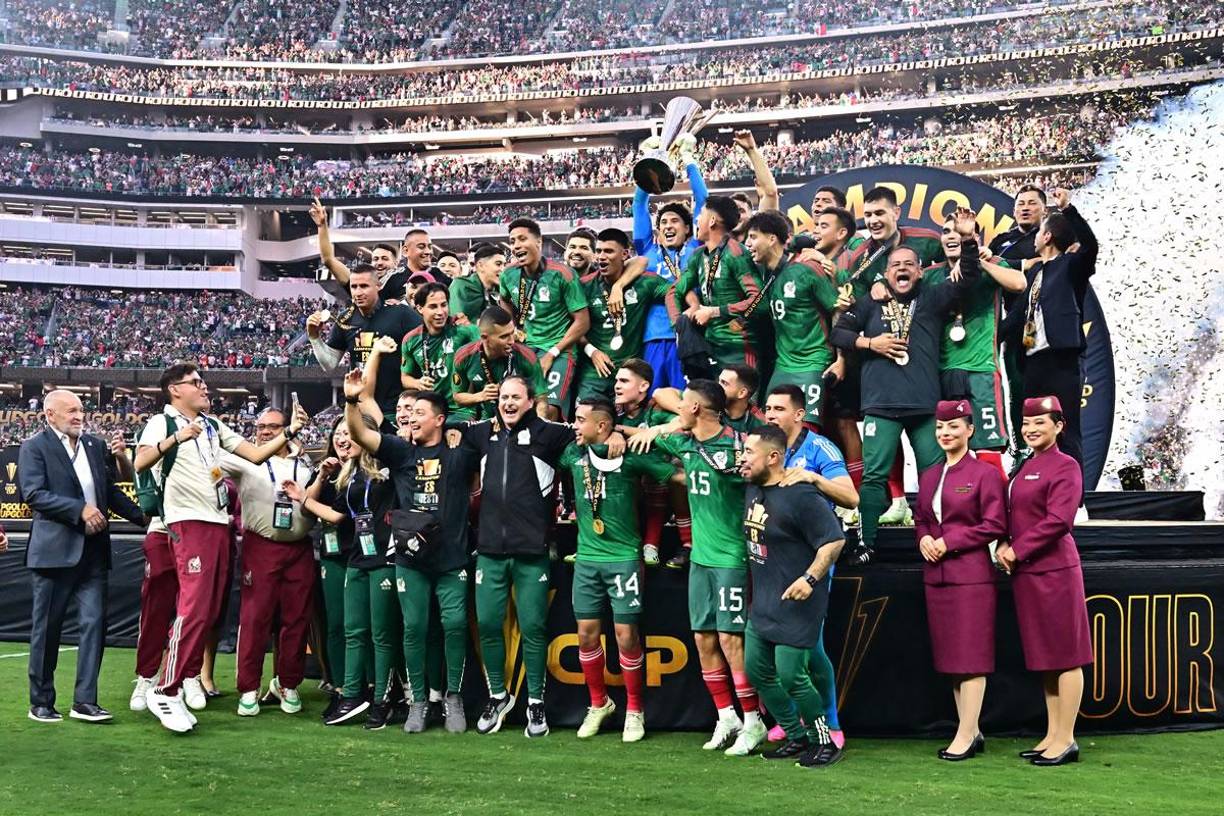 Los jugadores de México celebrando con el trofeo de campeones de la Copa Oro 2023.