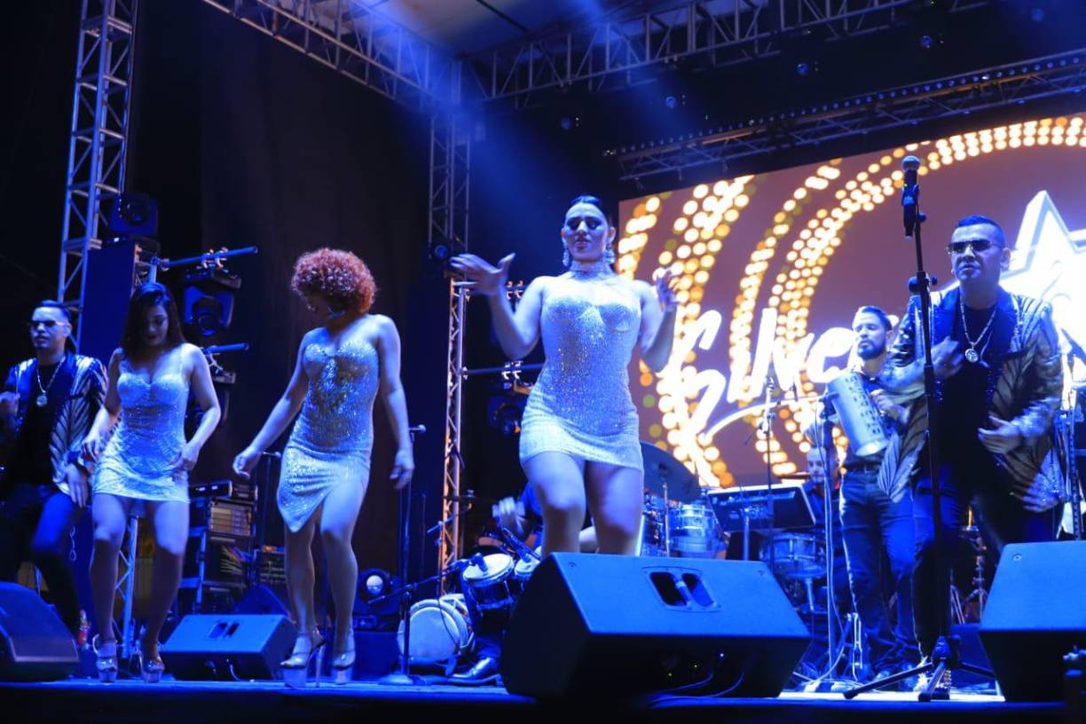 La agrupación hondureña Silver Star inició con el show alrededor de las 9:00 pm.