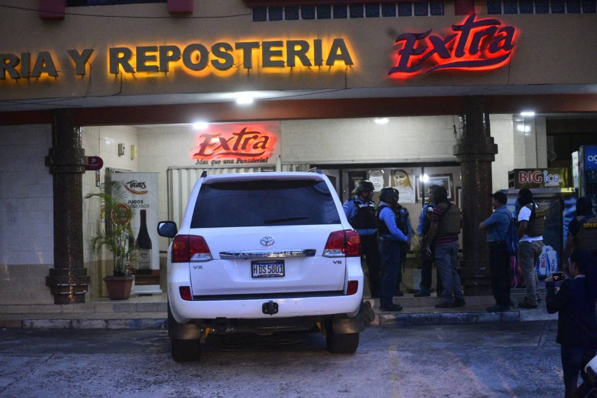 En la escena se encontró una gran cantidad de casquillos de bala de armas de grueso calibre utilizadas por los sicarios para cometer el triple asesinato. 