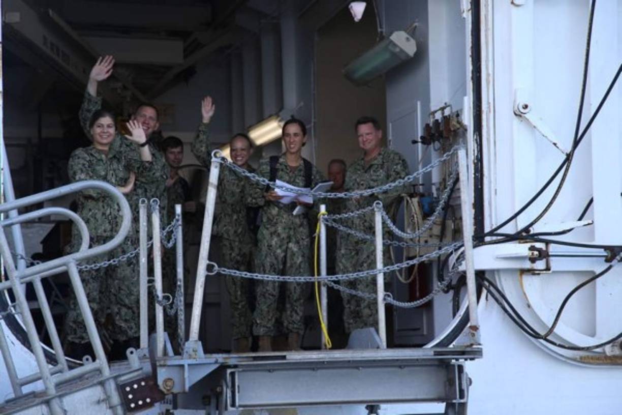 La armada estadounidense montó dos instalaciones médicas en tierra: una en el muelle de Trujillo y otra en Corocito. En estos puntos se realiza una preclínica y clínica y se determinan qué pacientes sí deben pasar al buque para ser intervenidos quirúrgicamente. A los que no aplican para este servicio, se les da toda la atención médica y también medicamentos para su tratamiento.