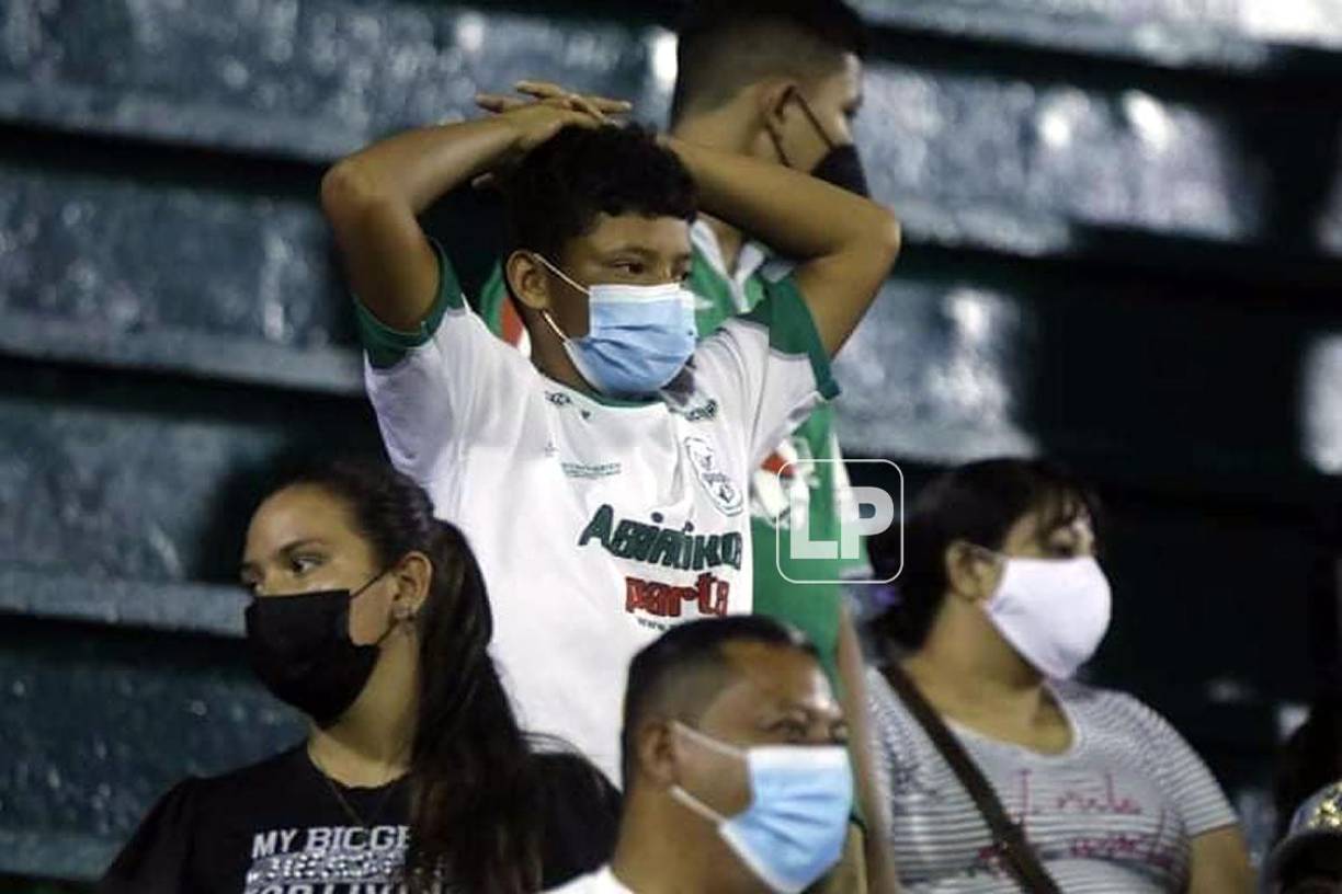 Los aficionados del Platense también se lamentaron por no poder ganar en el estadio Excélsior.