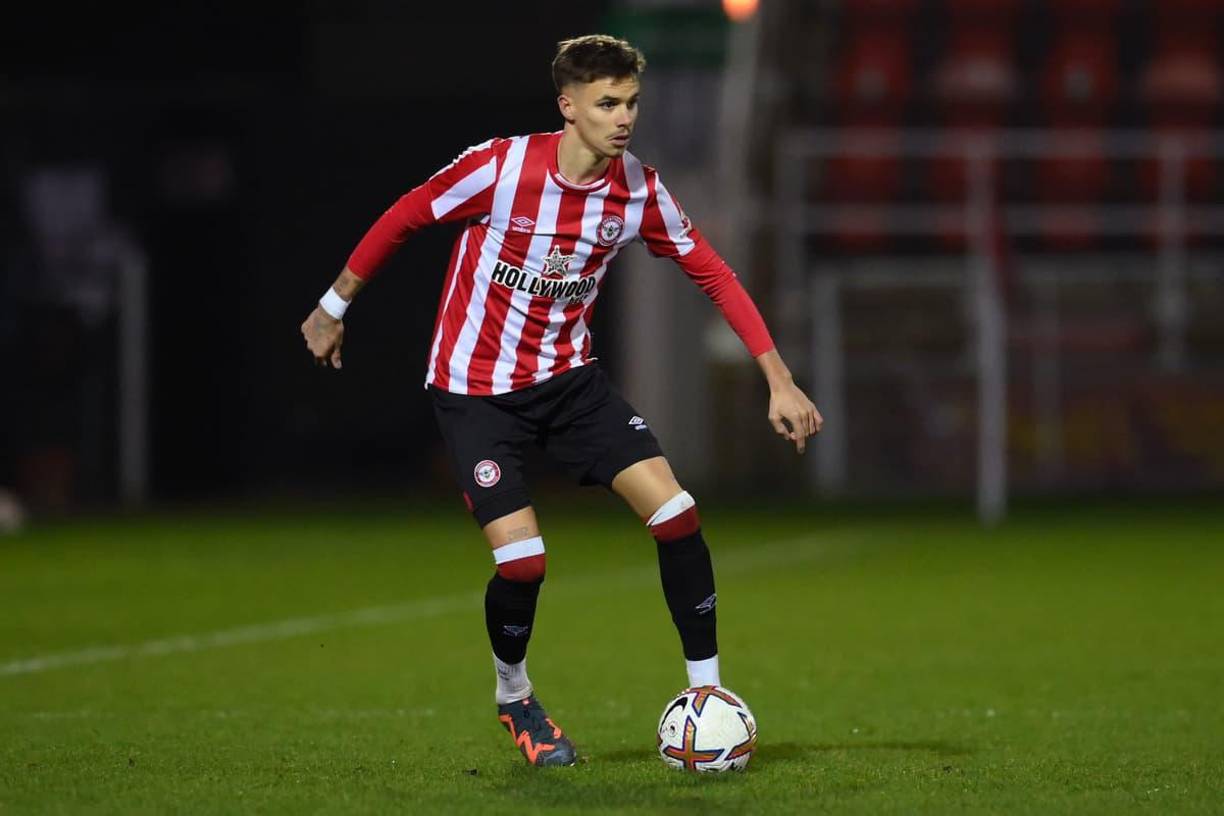 Romeo Beckham - El Brentford ha anunciado recientemente que Romeo Beckham, hijo de la estrella inglesa David Beckham y propietario del Inter de Miami, se quedará un año más en la disciplina ‘bee’ después de que el jugador recalara el pasado mes de enero en las Islas Británicas desde el filial del Inter.