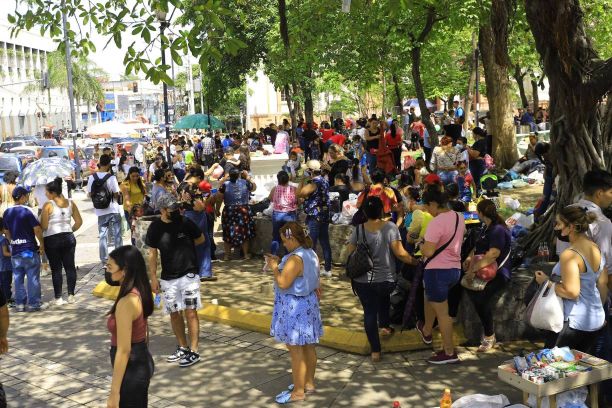 Hace un mes y medio, Maryuri Flores, del barrio Barandillas, forma parte del grupo Emprendedoras 504.Antes de vender ropa de segunda, maquillaje y accesorios en la red social, Maryuri trabajaba de mesera, ahora es ama de casa, cuida de sus dos hijos y se dedica a tiempo completo al comercio. “Yo estoy en un grupo que no paga, pero si hay grupos en donde se paga por hacer en vivos, yo pongo mis precios, pero hay quienes hacen subastas”.