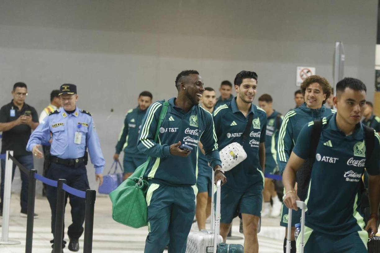 Todo fue risas de los jugadores mexicanos a su arribo a San Pedro Sula.