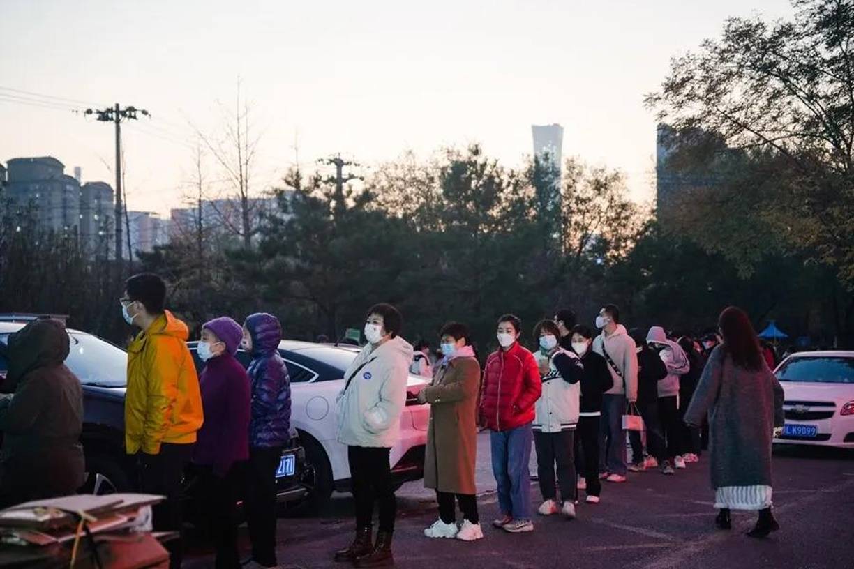 El periodo de incubación del virus varía de 4 a 6 días.