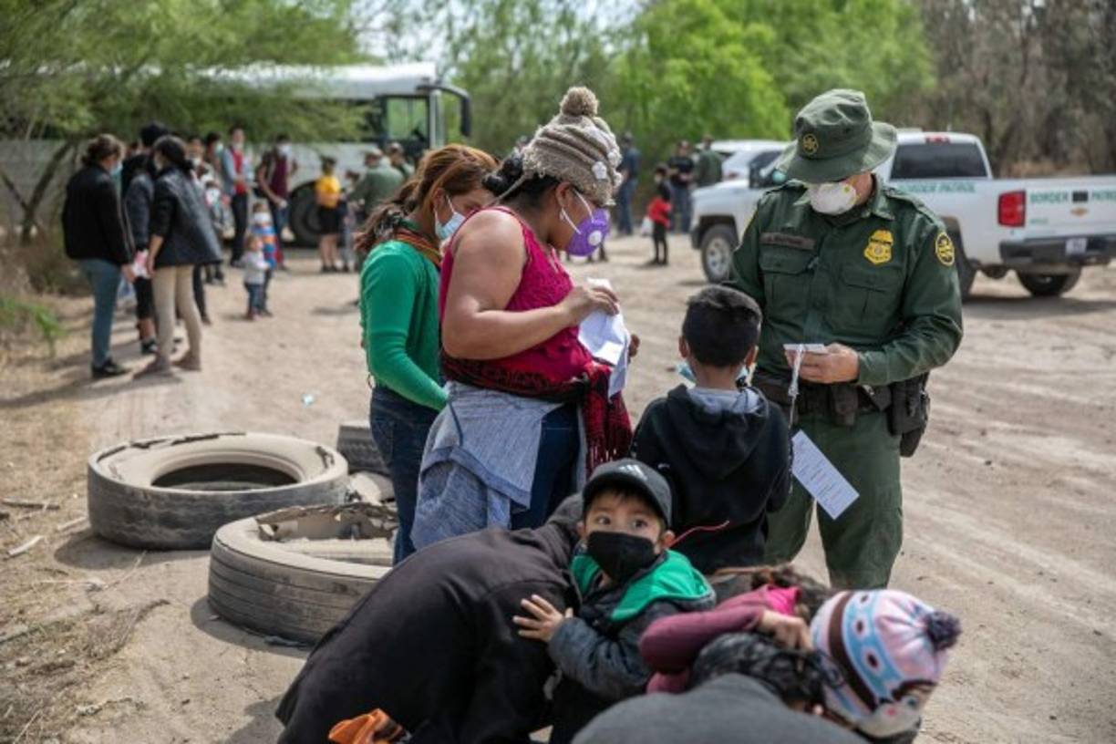 'En su mayoría son menores de edad sin compañía de padre, madre o un custodio legal, y hacemos todo lo posible para dar prioridad primero a los niños y luego a las unidades familiares que requieren cuidado especial', señaló un portavoz de CBP.