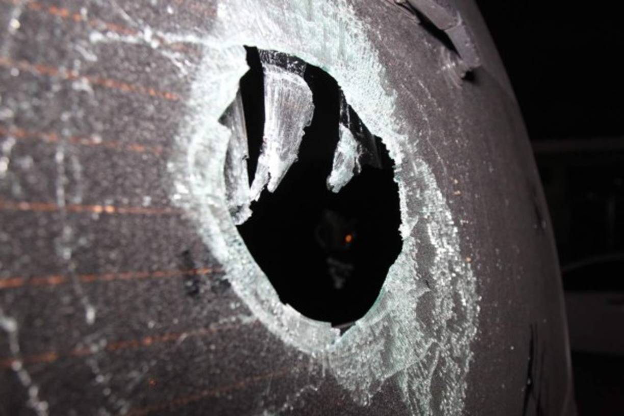 Así quedaron varios vidrios de los automotores.