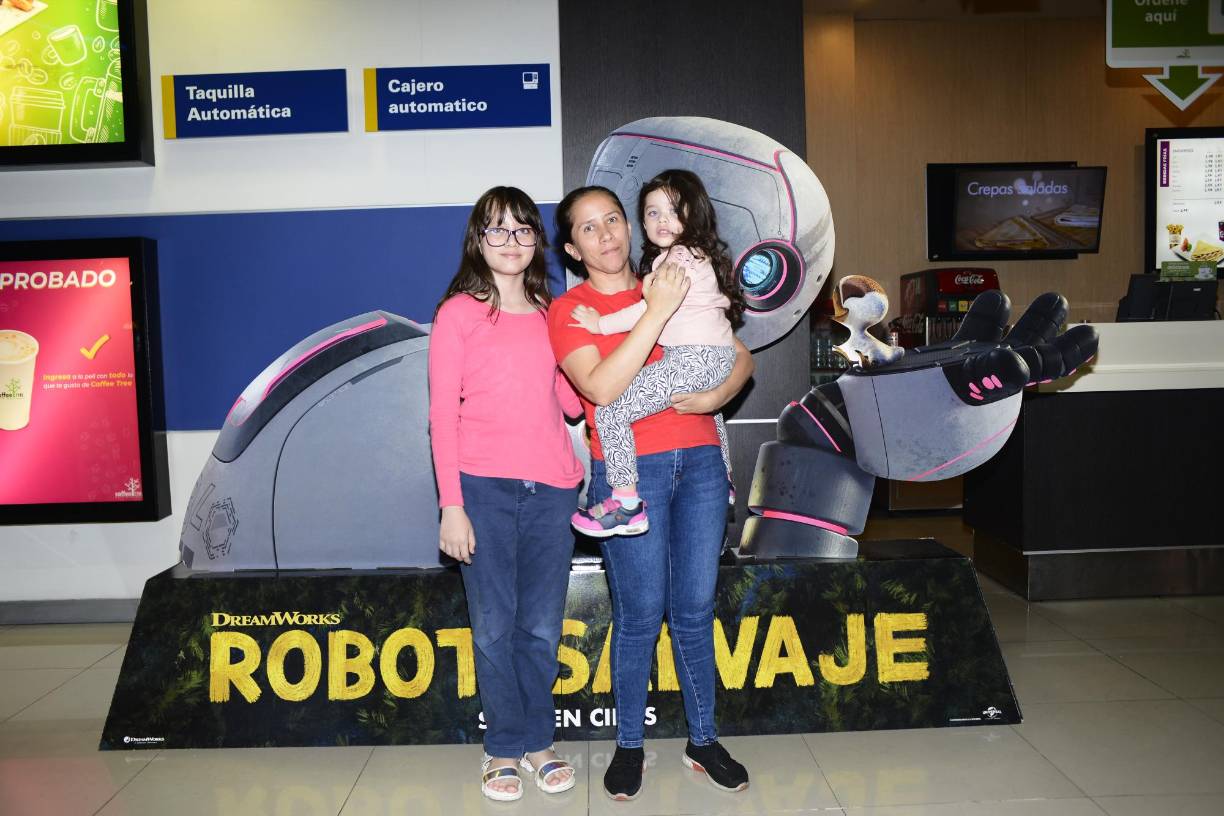 Grandes y chicos disfrutaron del estreno de la película “Robot Salvaje”, gracias a la alianza de Grupo OPSA y Diario LA PRENSA. En la imagen: Valentina Morales con Diana García y Anna Morales. 