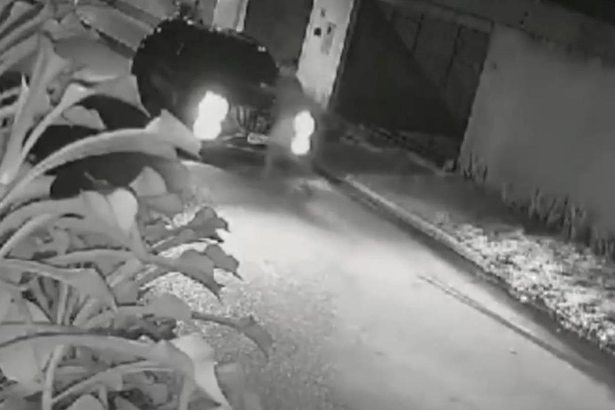 El sospechoso permanece dentro de la residencia durante aproximadamente un minuto, mientras un coche negro aparca delante de la puerta.