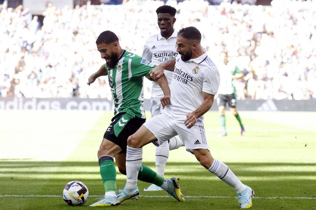 La jugada polémica que reclamó el Betis. Nabil Fekir cayó dentro del área tras esta acción con Dani Carvajal, que buscaba sacarle el balón. El árbitro y el VAR no señalaron nada y el francés pocos minutos después se fue lesionado.