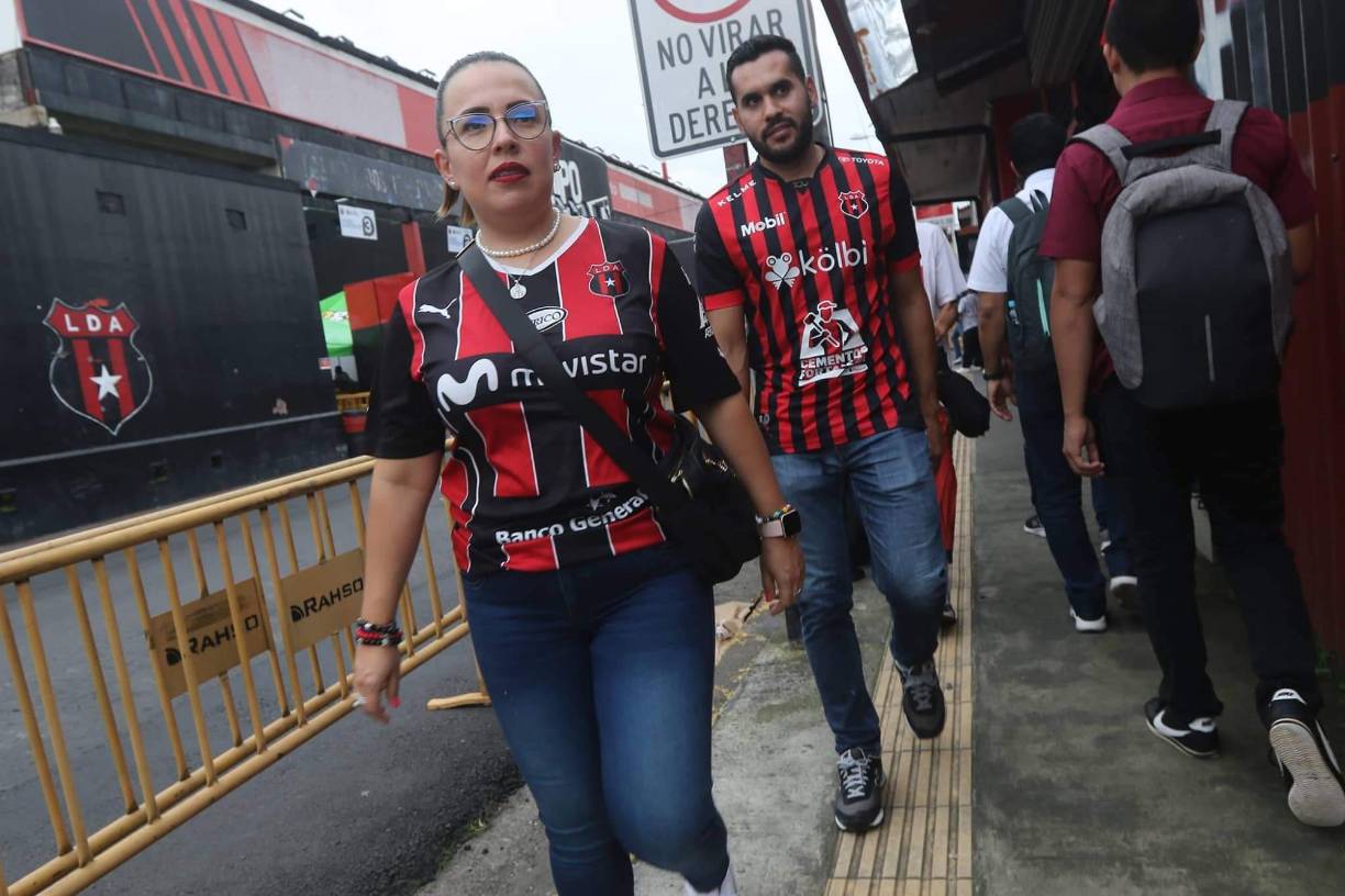Aficionados del Alajuelense llegando al estadio Alejandro Morera Soto para apoyar a su equipo en la gran final de la Liga Concacaf.