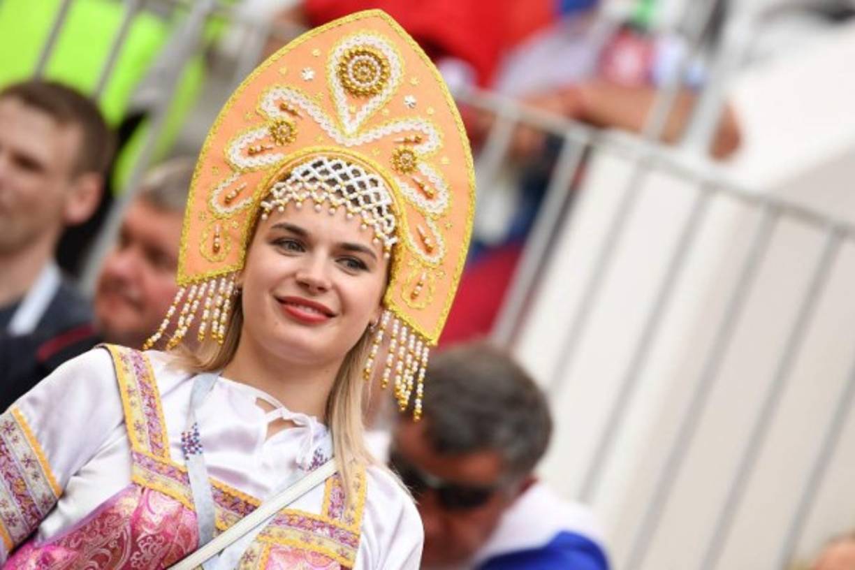 Los trajes típidos rusos adornaron la belleza de las locales.