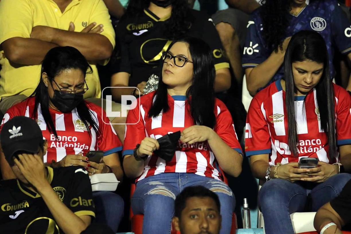 También llegaron guapas aficionadas del Olimpia al coloso capitalino.