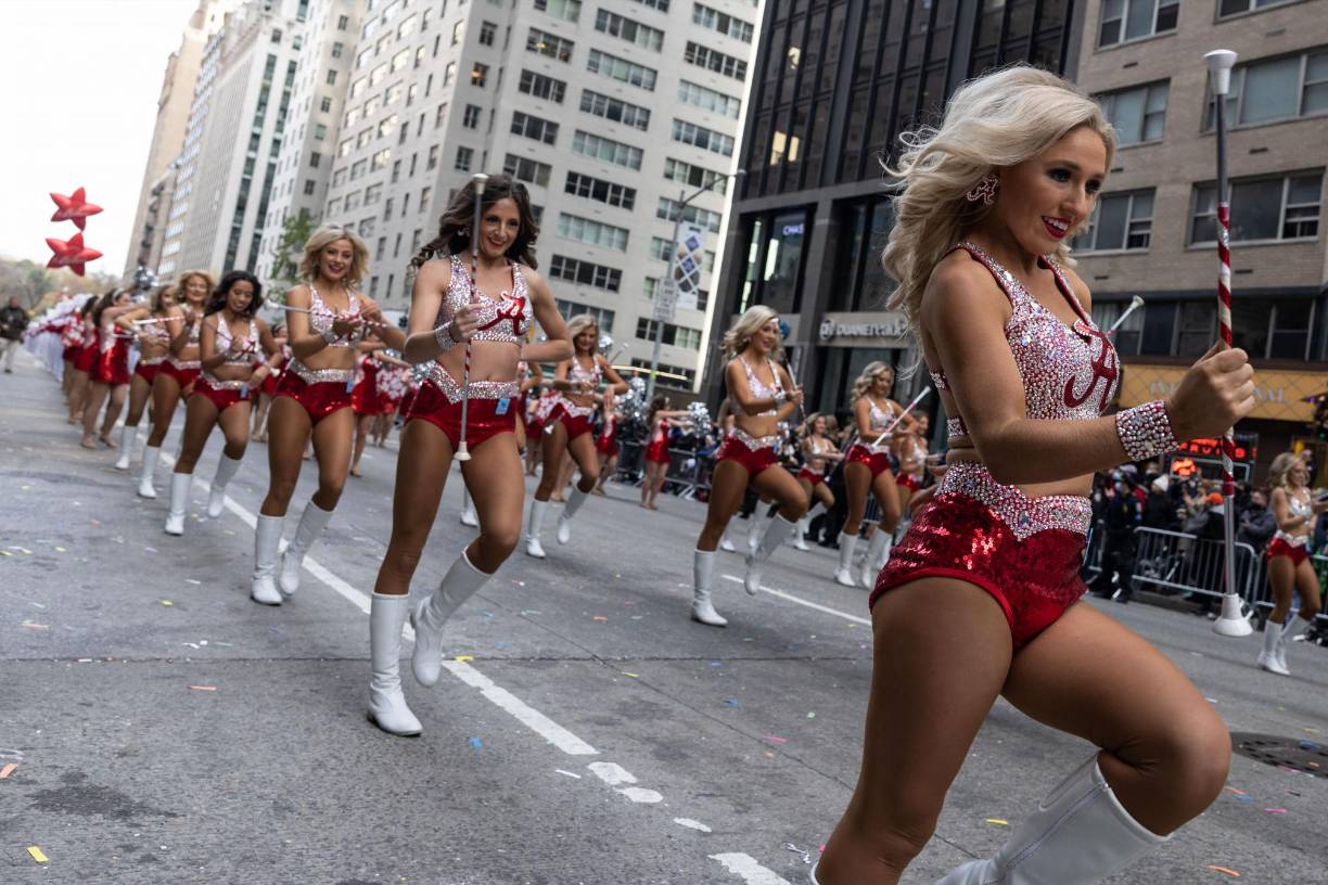 No podía faltar la belleza de las bastoneras que desafiaron las bajas temperaturas con sus diminutos atuendos.