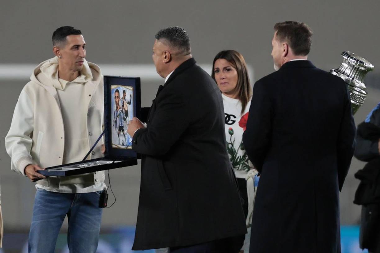 Ángel di María recibe una placa del presidente de la Asociación del Fútbol Argentino (AFA), Claudio ‘Chiqui’ Tapia (c), junto al presidente de la Conmebol, Alejandro Domínguez (d).