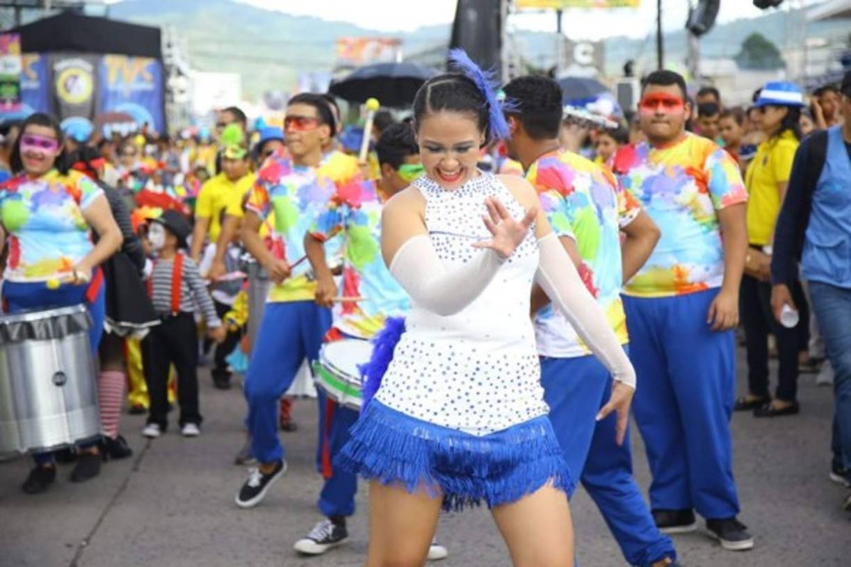 Las jóvenes disfrutando de ritmos pegajosos durante el desfile.