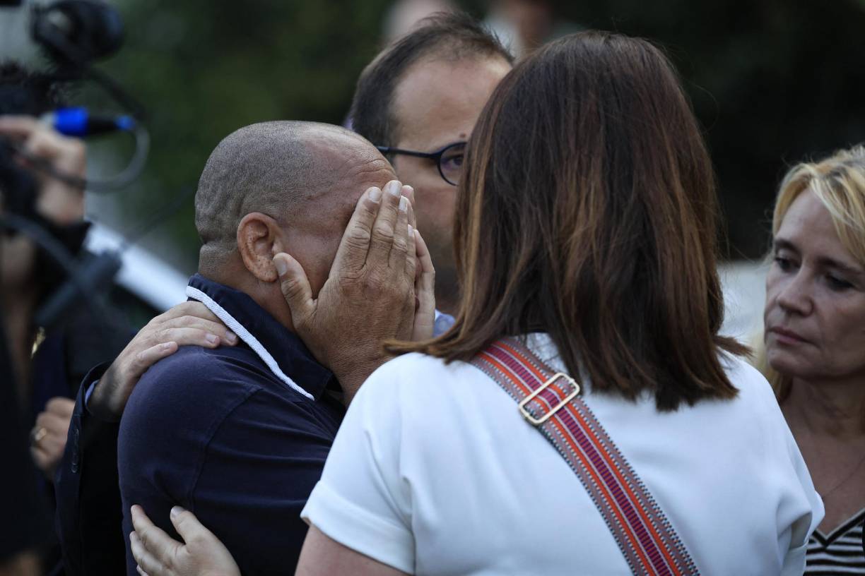 Un hombre de 47 años, que también saltó del apartamento, está gravemente herido, dijo el prefecto. Otras dos personas fueron hospitalizadas en “relativa emergencia”, según los bomberos.