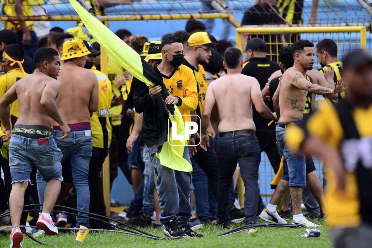 La mega barra invadió la cancha con la intención de cruzar el terreno de juego y dirigirse hacia Sol Sur, donde se ubicaba la afición del Ciclón. 