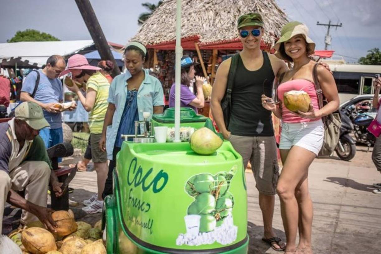 Phealp Araneta y Daphne Louis de Estados Unidos disfrutaron cocos helados al bajar a conocer Trujillo.