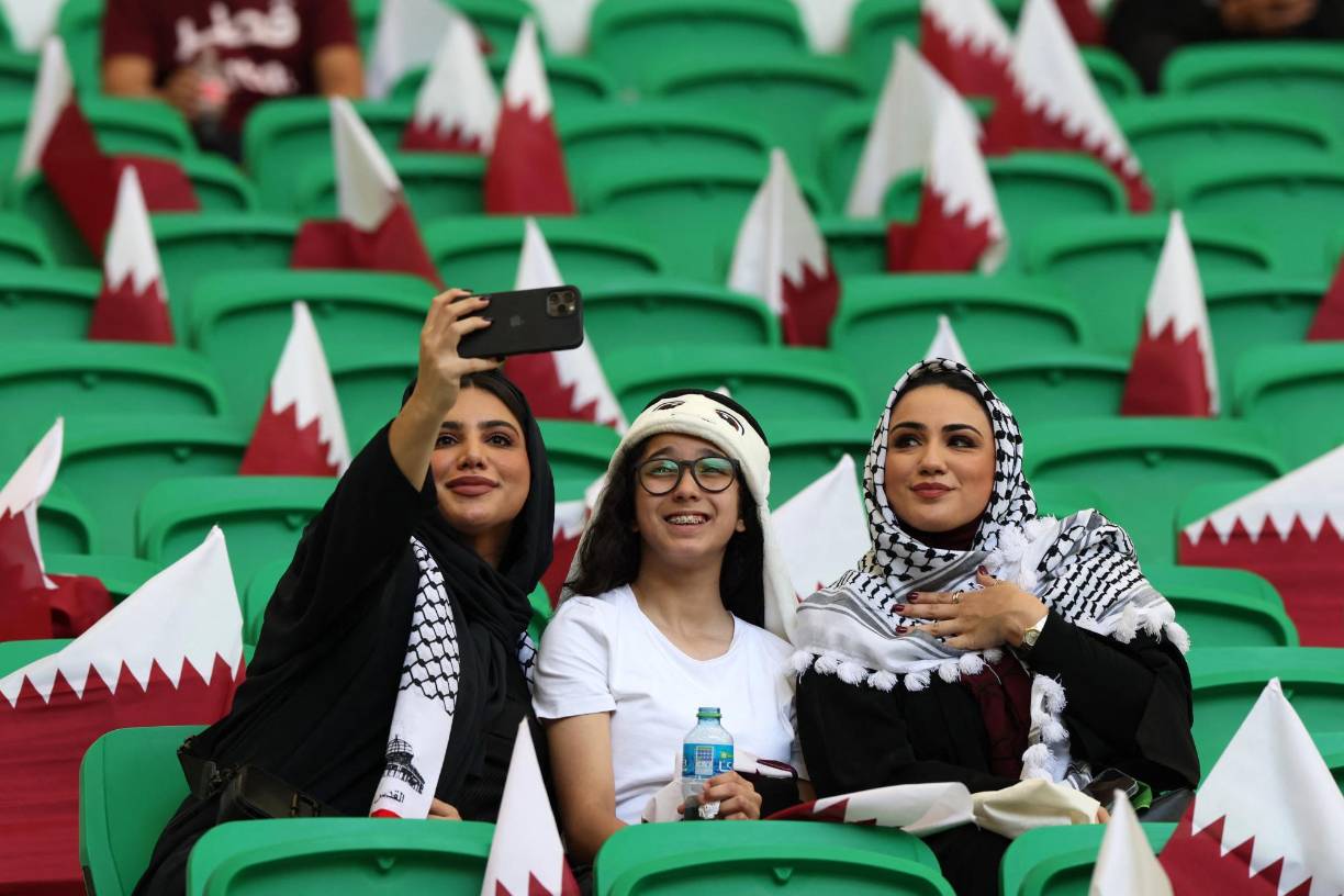 Las bellas aficionadas de Qatar en el Estadio Al Thumama.