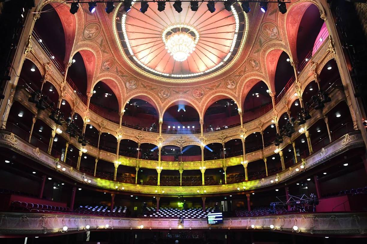 Así lució el Theatre du Chatelet de París minutos antes de que empezaran a ingresar los invitados.