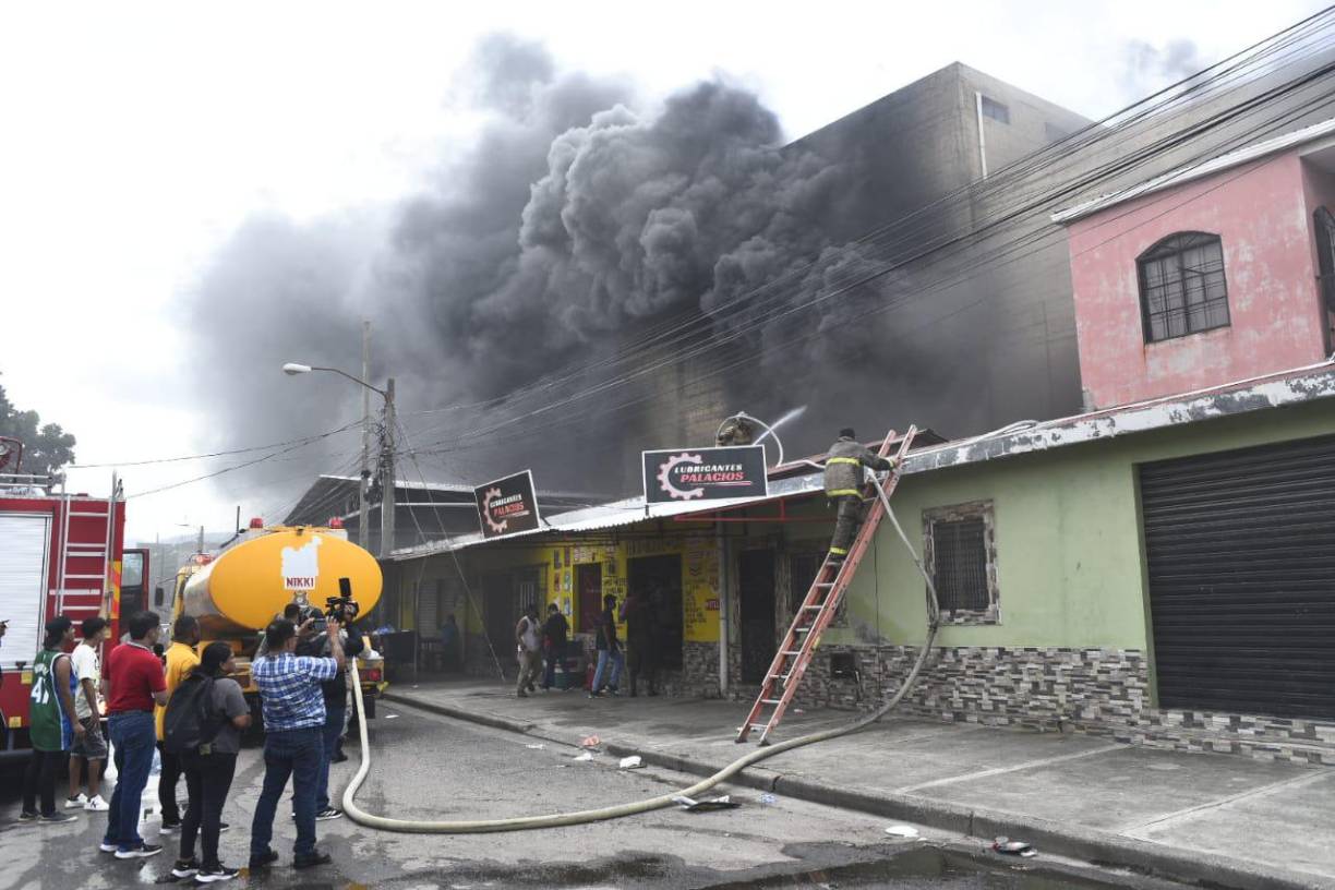 Incendio desata el caos en barrio Medina de San Pedro Sula (fotos)