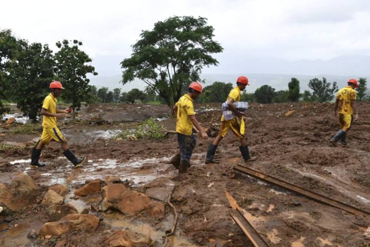 En la localidad de Mahabaleshwar, cayeron unos 60 centímetros de agua en 24 horas --hasta el viernes por la mañana--, según los servicios meteorológicos.