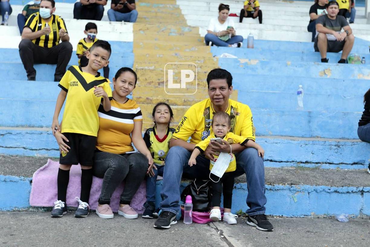 En familia y desde temprano comenzaron a llegaron los aficionados del Real España al estadio Morazán.